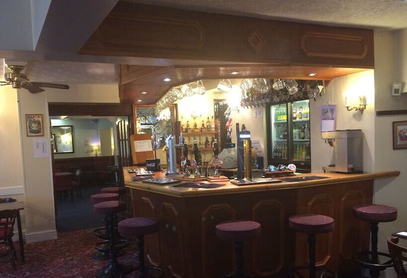 Half Moon Hotel And Restaurant