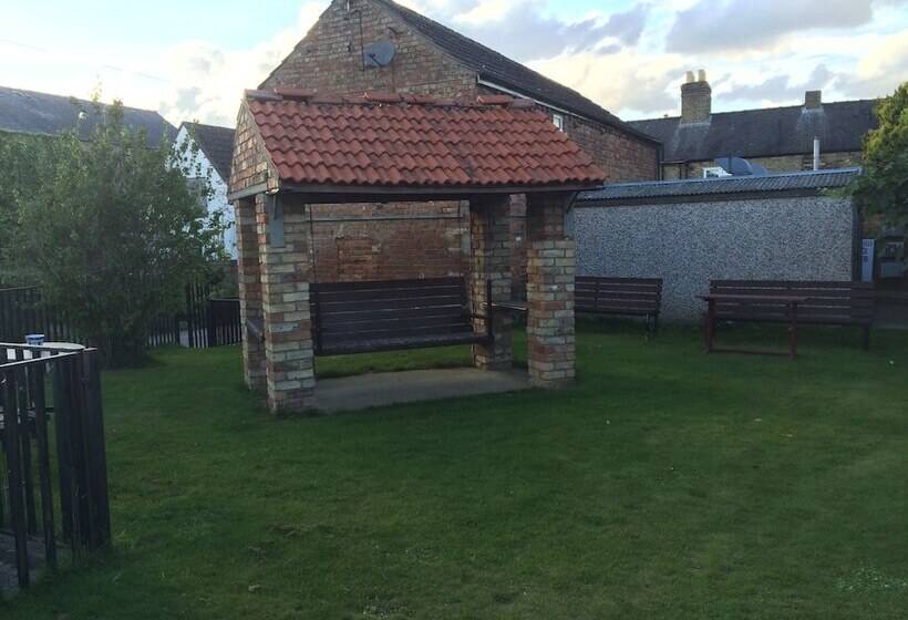 Half Moon Hotel And Restaurant