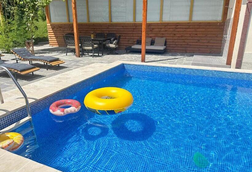 هتل Alazani Valley