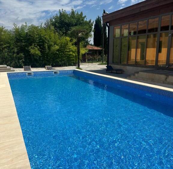 هتل Alazani Valley