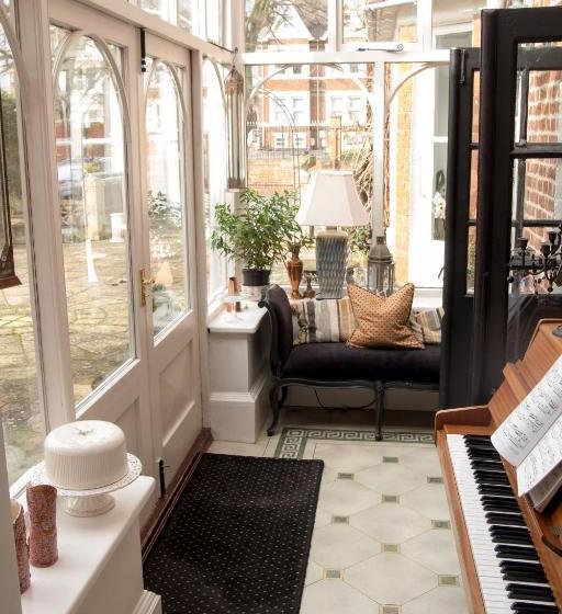 فندق Aylestone Court