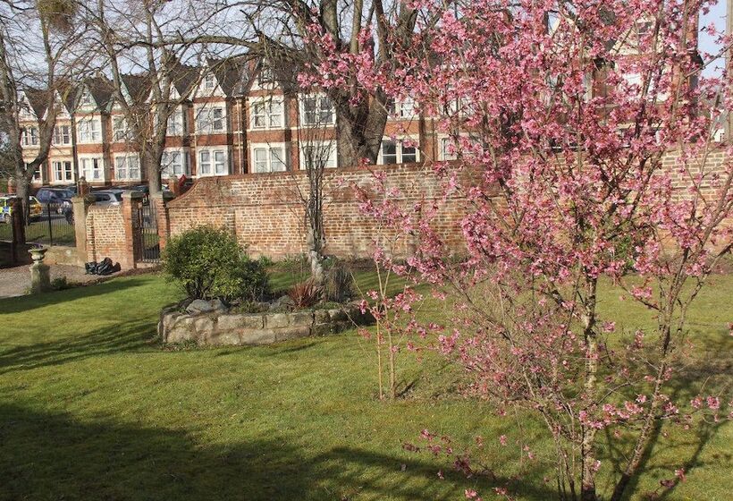 فندق Aylestone Court