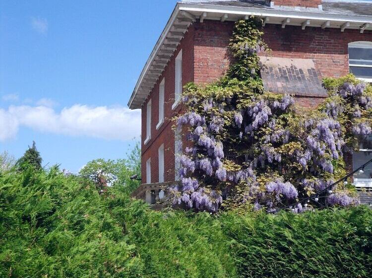 فندق Aylestone Court