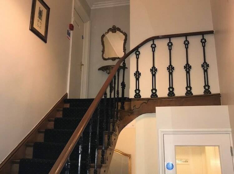 فندق Aylestone Court