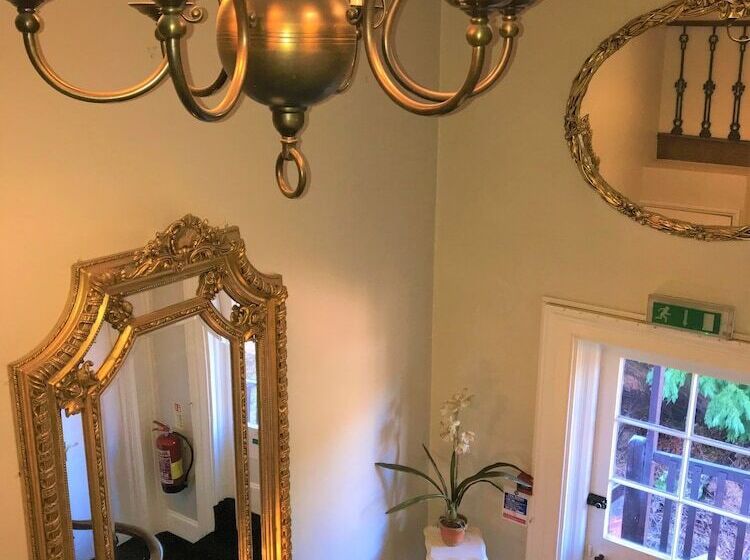 فندق Aylestone Court