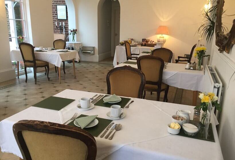 فندق Aylestone Court