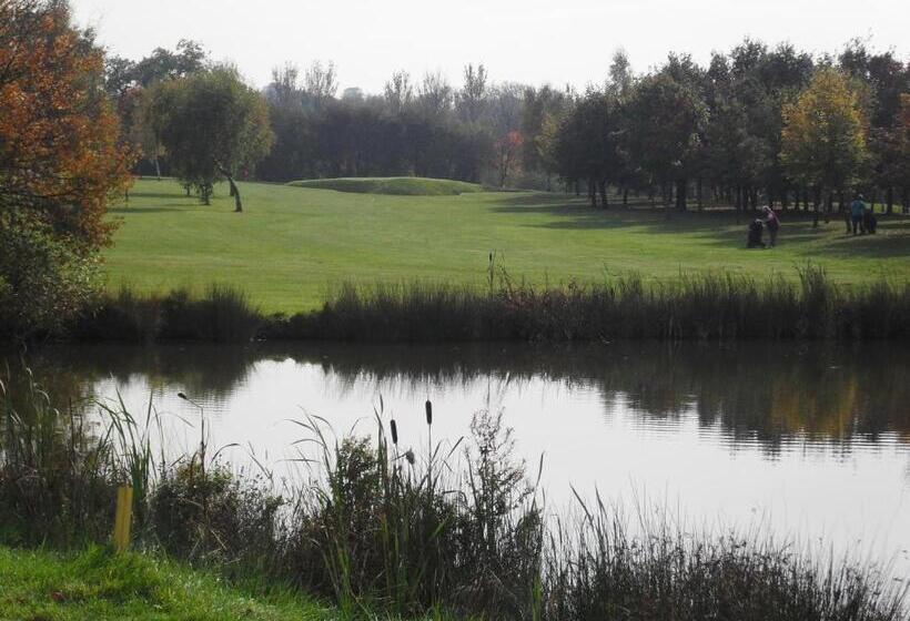 בית מלון כפרי Calderfields Golf & Country Club