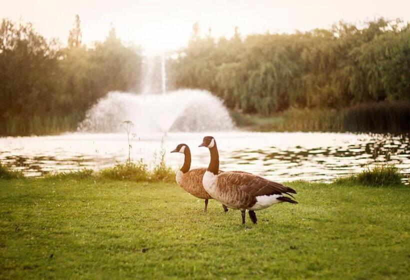 هتل Calderfields Golf & Country Club