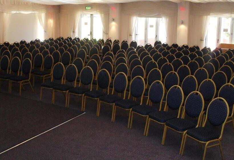 هتل Calderfields Golf & Country Club