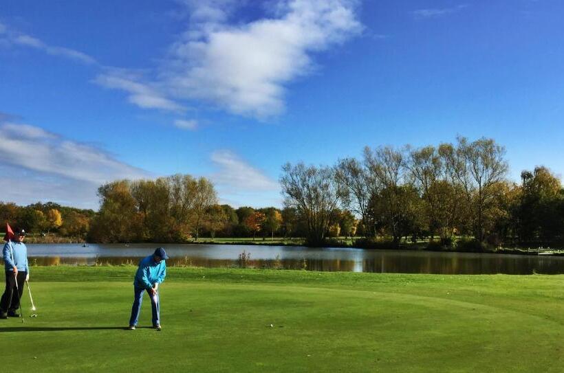 בית מלון כפרי Calderfields Golf & Country Club