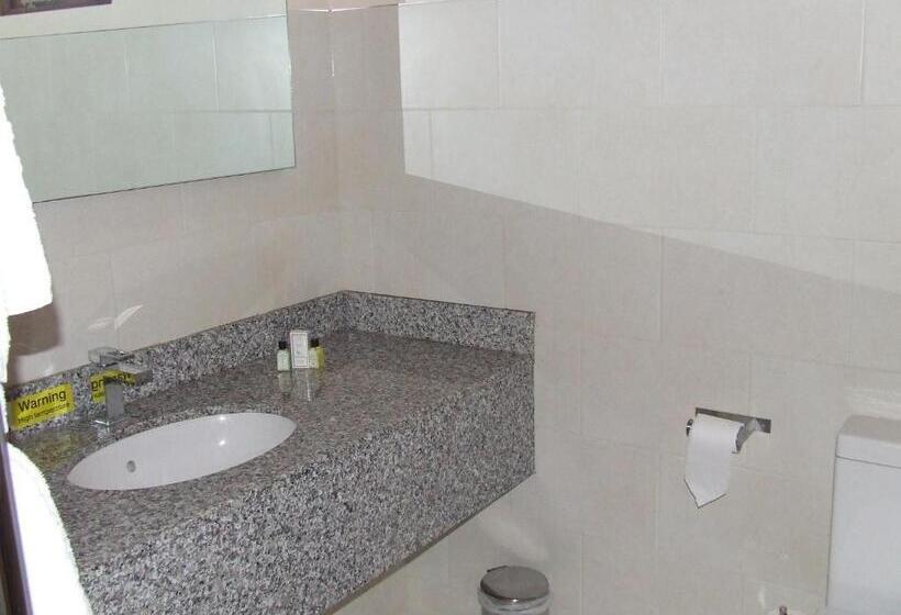 هتل Calderfields Golf & Country Club