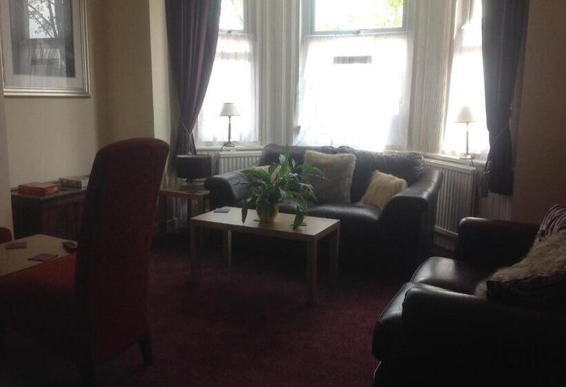 Отель Cleasewood Guest House