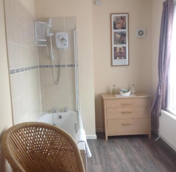 Отель Cleasewood Guest House