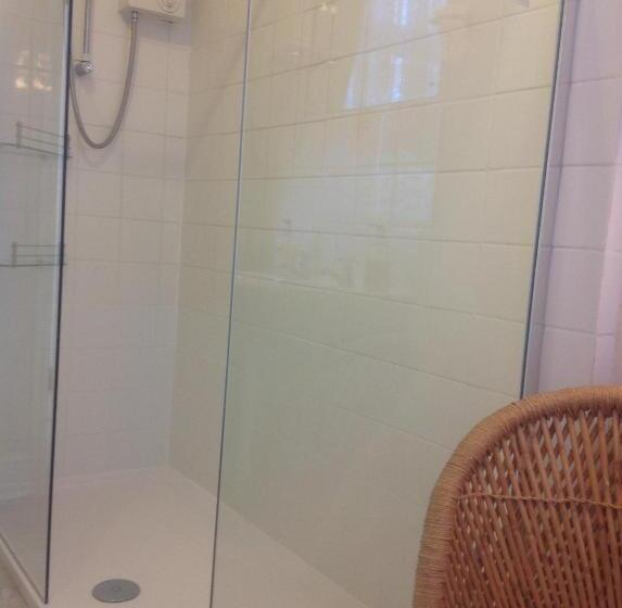 Отель Cleasewood Guest House