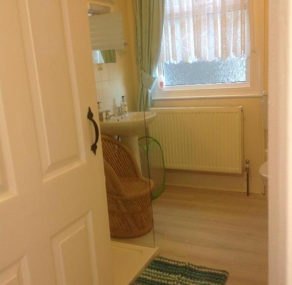 Отель Cleasewood Guest House