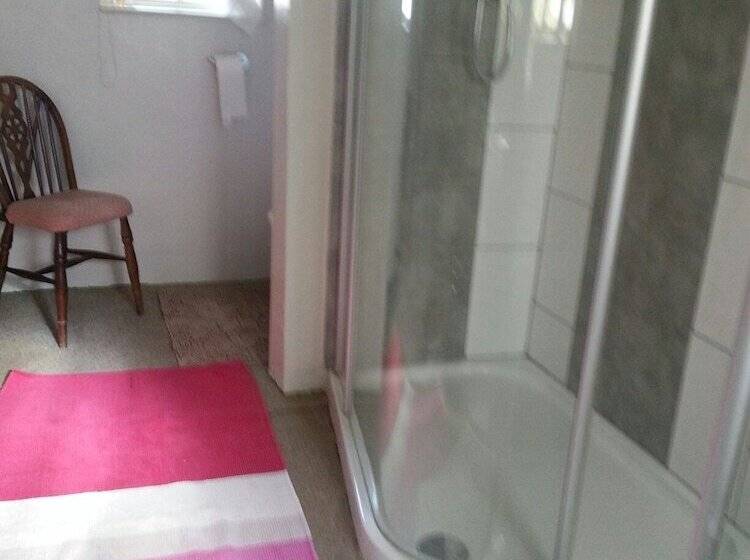 Отель Great Danes Licenced Guesthouse