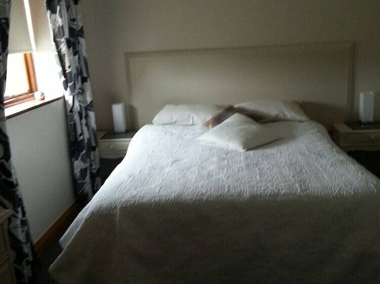 Отель Great Danes Licenced Guesthouse