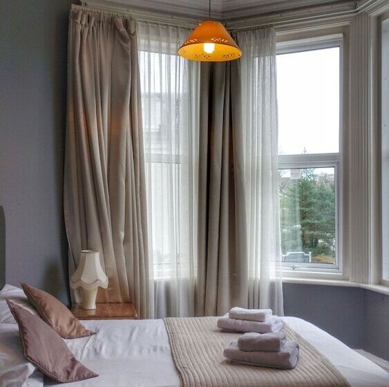 בית מלון כפרי Kensington