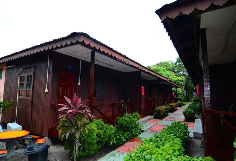 בית מלון כפרי Purnama Beach Resort