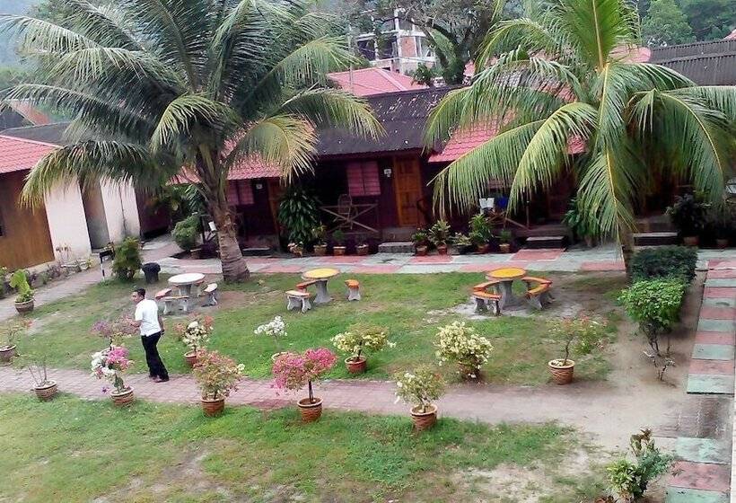 בית מלון כפרי Purnama Beach Resort