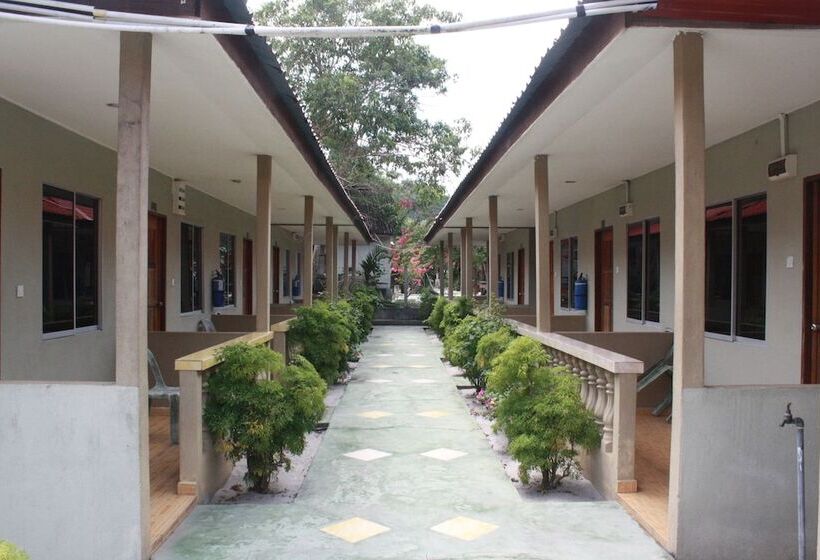 בית מלון כפרי Purnama Beach Resort