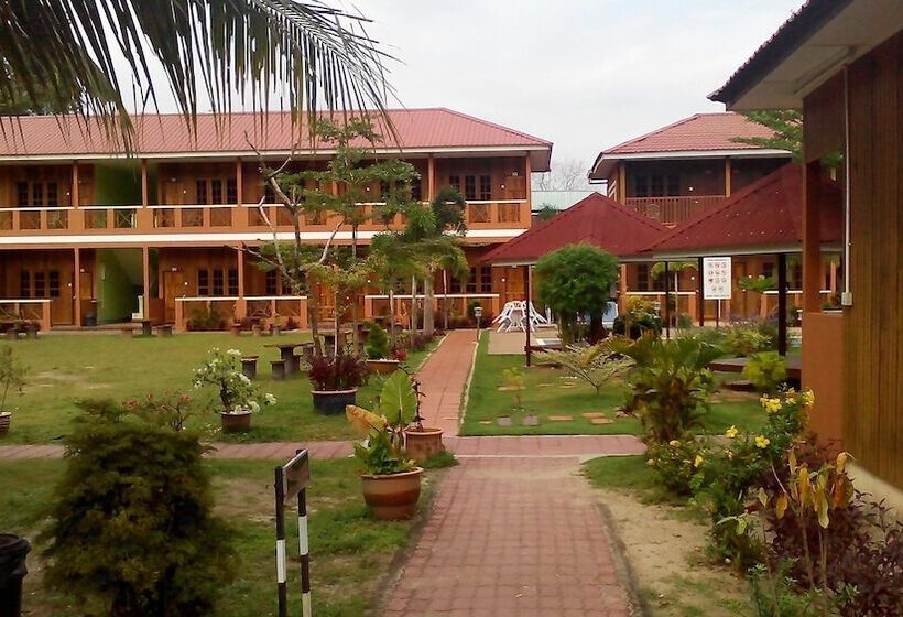 בית מלון כפרי Purnama Beach Resort