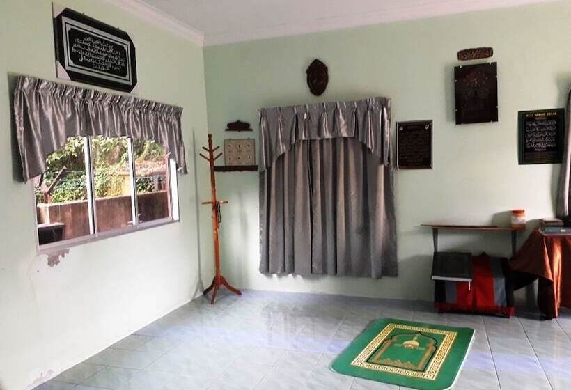 בית מלון כפרי Purnama Beach Resort