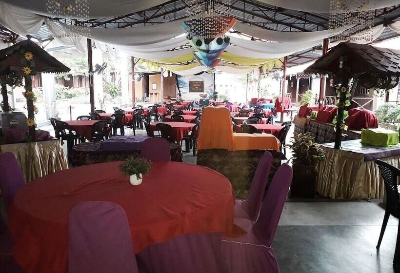 בית מלון כפרי Purnama Beach Resort