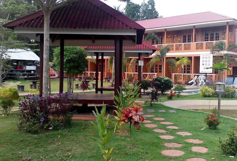 בית מלון כפרי Purnama Beach Resort