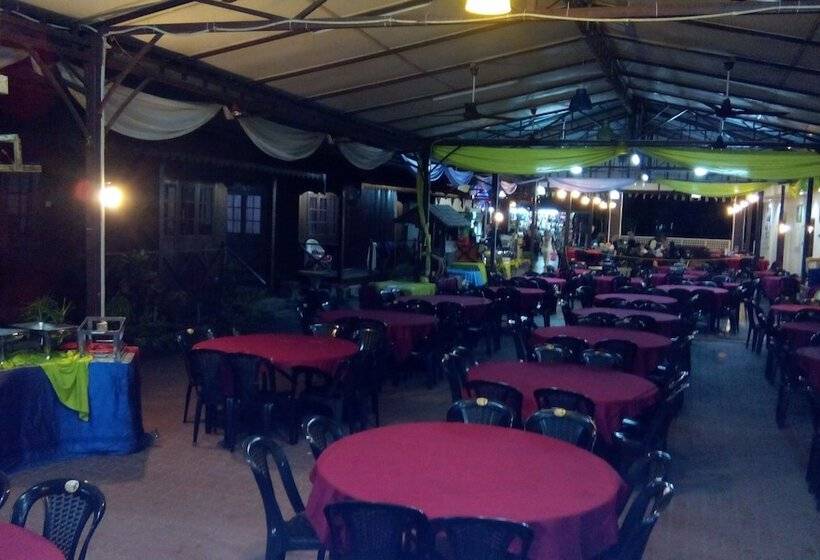 בית מלון כפרי Purnama Beach Resort