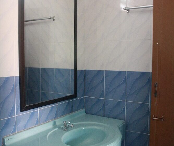 בית מלון כפרי Purnama Beach Resort