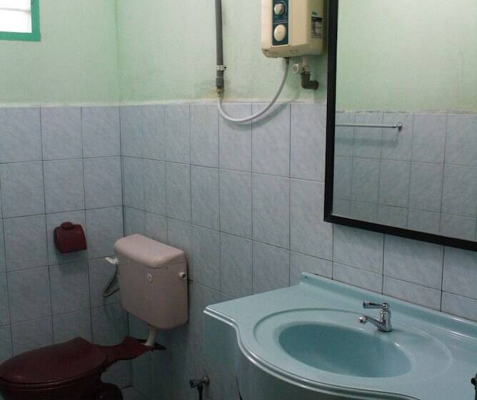 בית מלון כפרי Purnama Beach Resort