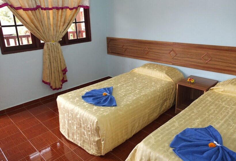 בית מלון כפרי Purnama Beach Resort