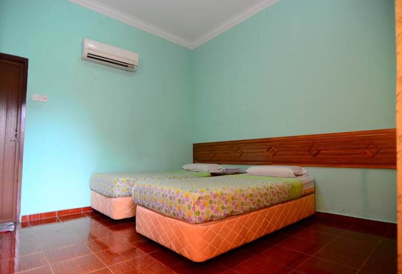 בית מלון כפרי Purnama Beach Resort