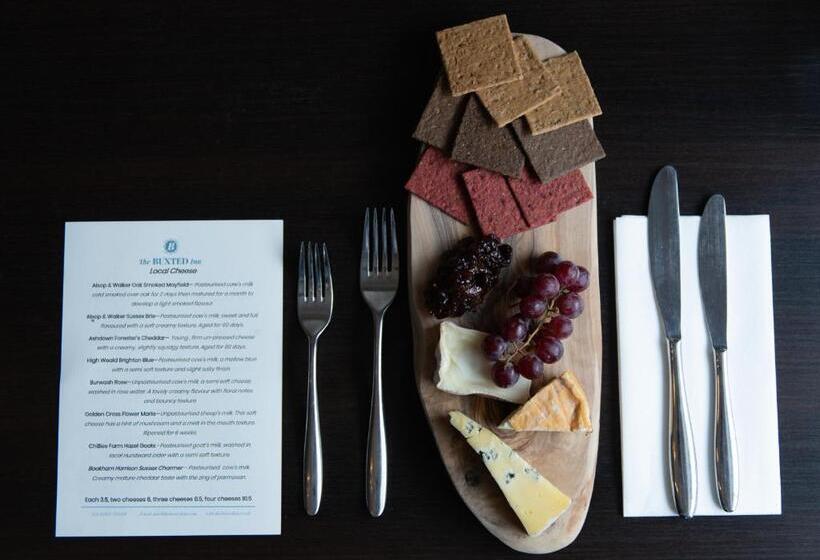 בית מלון כפרי The Buxted Inn