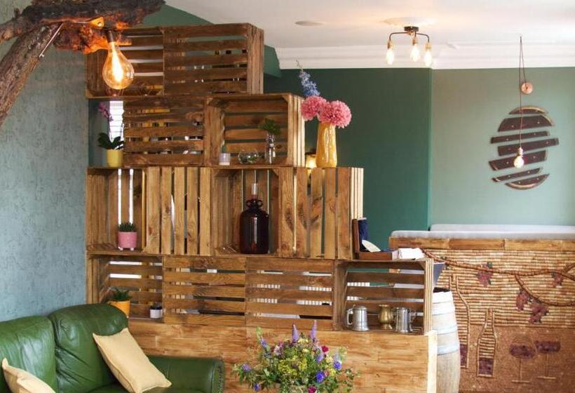 בית מלון כפרי The Buxted Inn