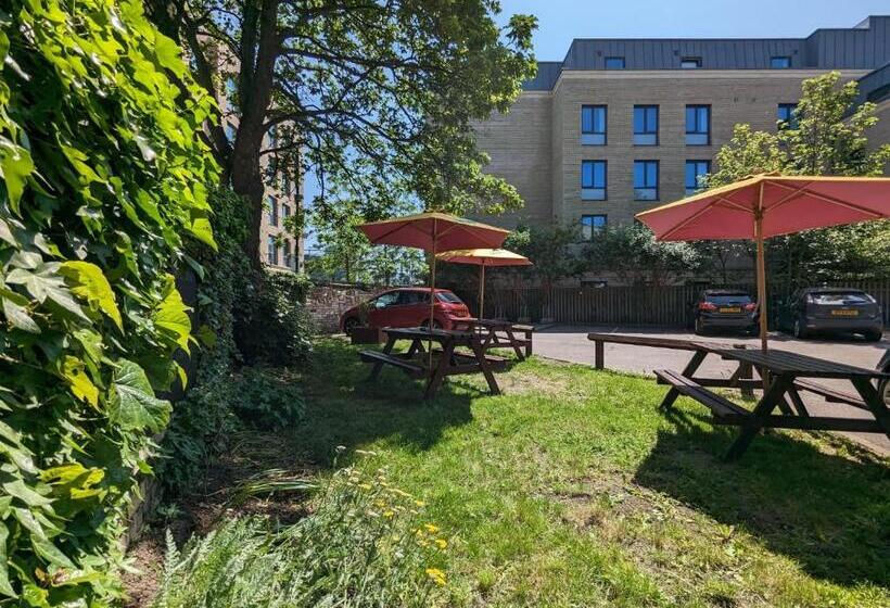 בית מלון כפרי The Earl Of Derby