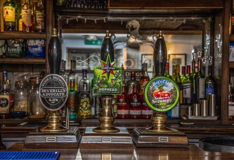 בית מלון כפרי The George Inn