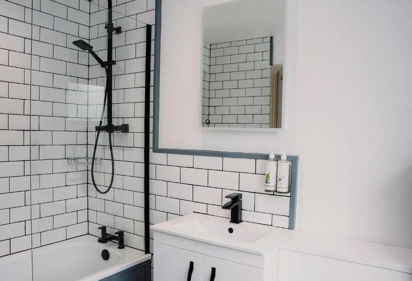 בית מלון כפרי The George Inn