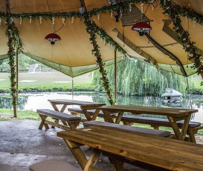 בית מלון כפרי The George Inn