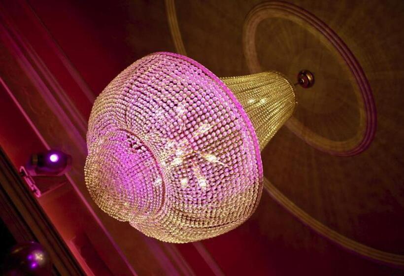 Отель The Golden Lion