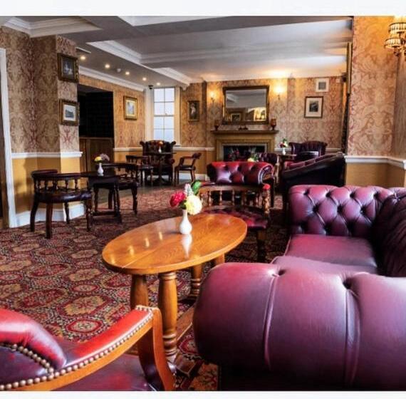 Отель The Golden Lion