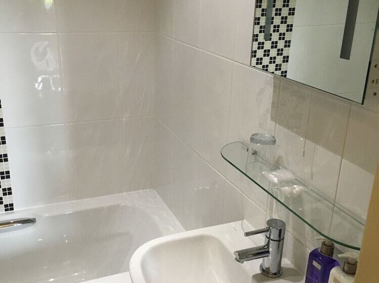 בית מלון כפרי Wakefield Limes Lodge