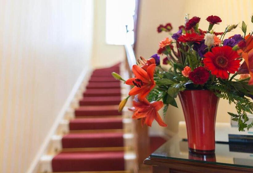 Отель Woodland House