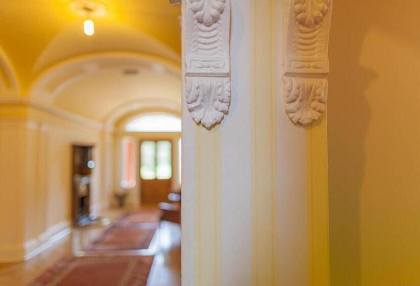 Отель Woodland House