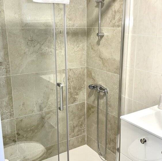 هتل Hostal Gran Vía