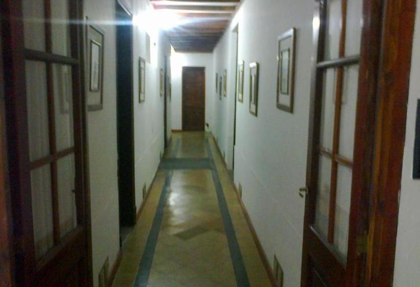 فندق Plaza Tres Arroyos