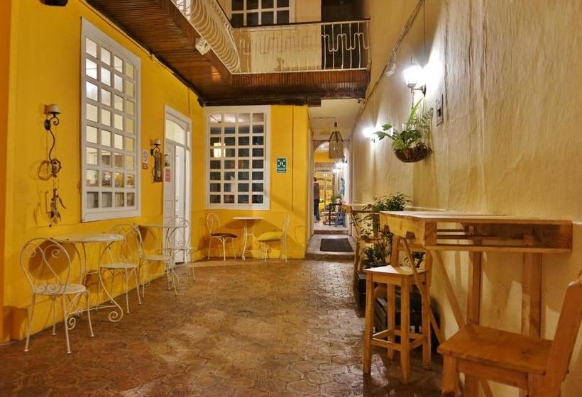 호스텔 Hostal Mochiliers Bed And Breakfast