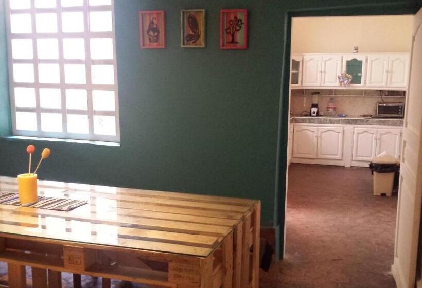 호스텔 Hostal Mochiliers Bed And Breakfast