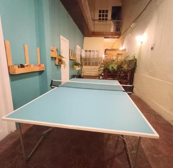 هاستل Hostal Mochiliers Bed And Breakfast